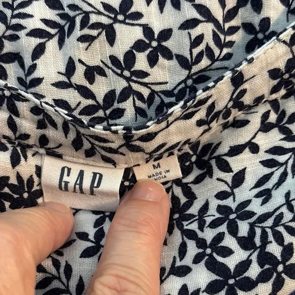 Gap Size M Sleeveless Pintuck Top Shirt Navy Blue Floral Print - Image 4