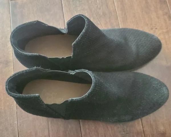 Black suade short boots size 9.5 women's by Vintage Crown in great shape 1 inch - Image 3