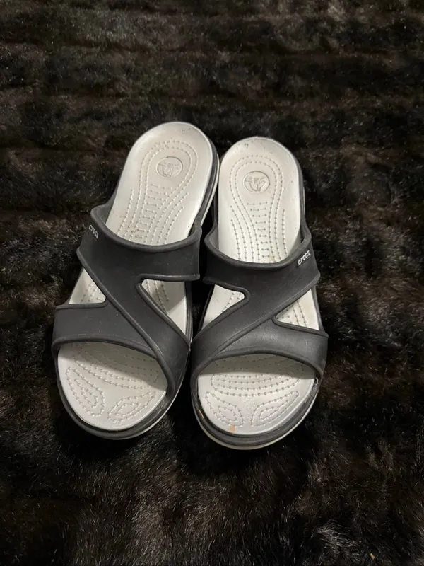 CROCS Tone Alaina Flips (Croslite) Women 9 Black/w Silver Grey sandals shoes - Image 2