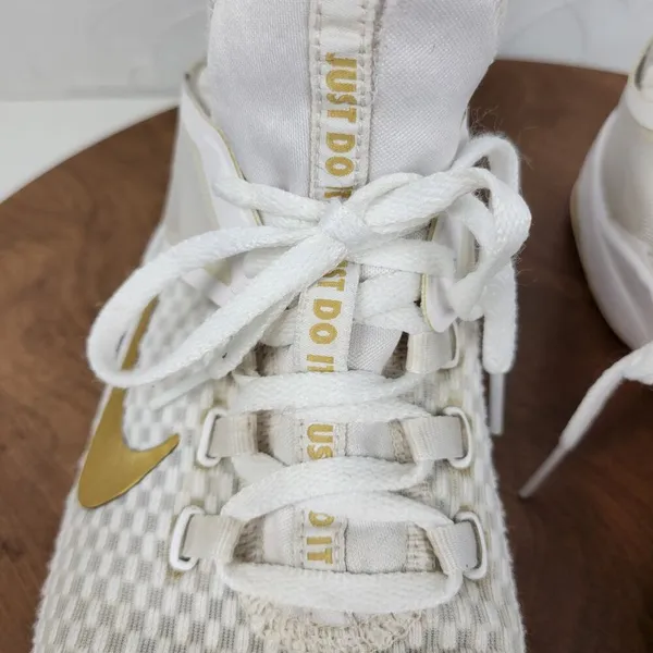 Nike Air Max Womens Bella TR 2 Shoes 9.5 White Metallic Gold Sneakers AQ7492-101 - Image 3