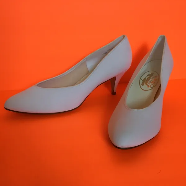 FINAL MARKDOWN Ladies’ Touch Ups Dyeable Wedding Pumps 12 - Image 5