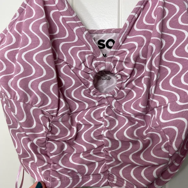 NEW SO women’s pink‎ white cutout ripple squiggly line patterned crop top tank M - Image 2