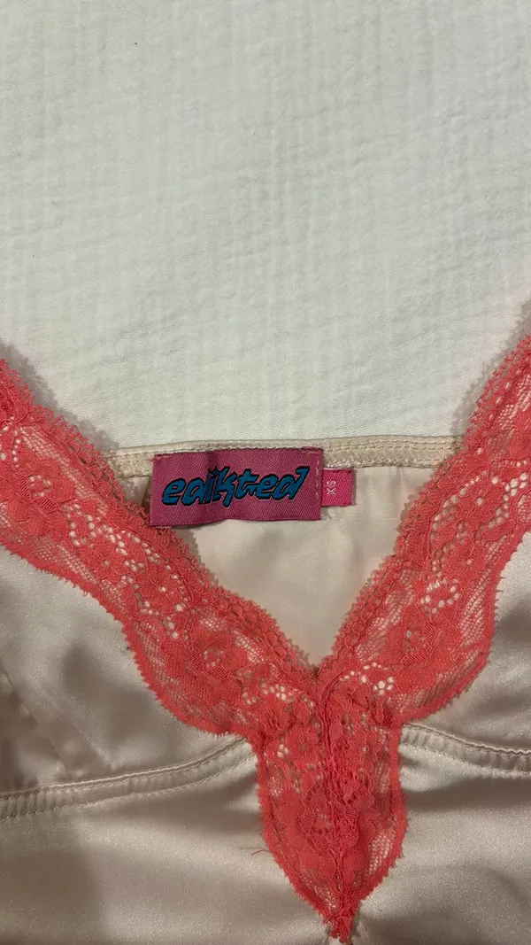 Edikted Top Crop Pink - Image 3
