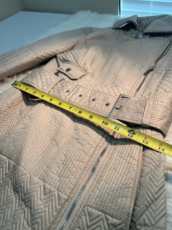 XS beige Kenneth Cole quilted trench coat features a belted waist and a diagonal zip closure. - Image 6