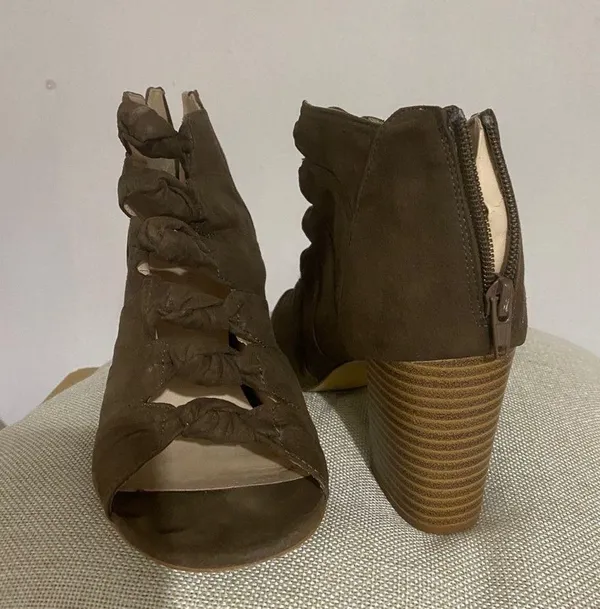 Attention Anckle Boots size 10 Good condition. Heels 3” - Image 4