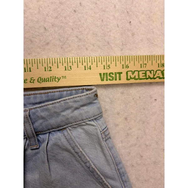 American Eagle Mom Short Womens Size 2 Light Wash Strigid Denim Cuffed - Image 5