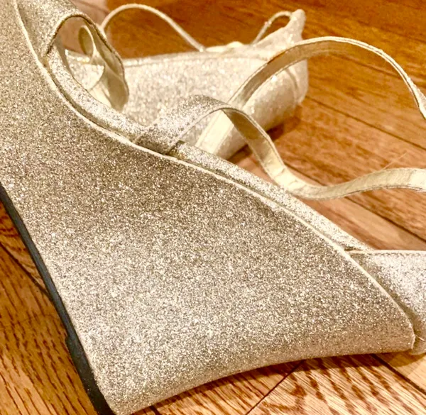 Rouge gold glitter platform strappy crisscross wedges sandal size 8.5 - Image 5