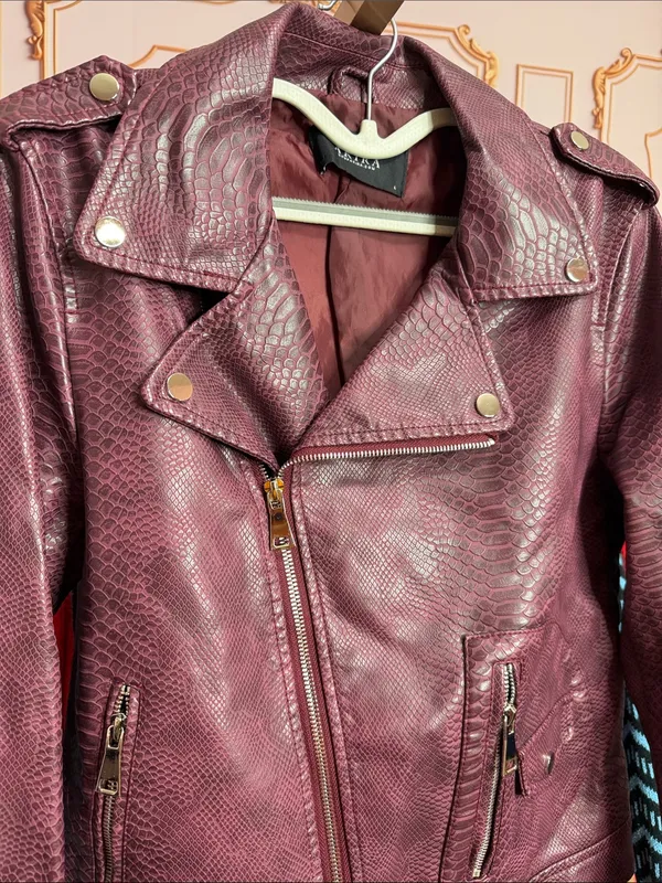 AKIRA Burgundy Croc Embossed Faux Leather Moto Jacket Belted Biker Coat. Size L - Image 3