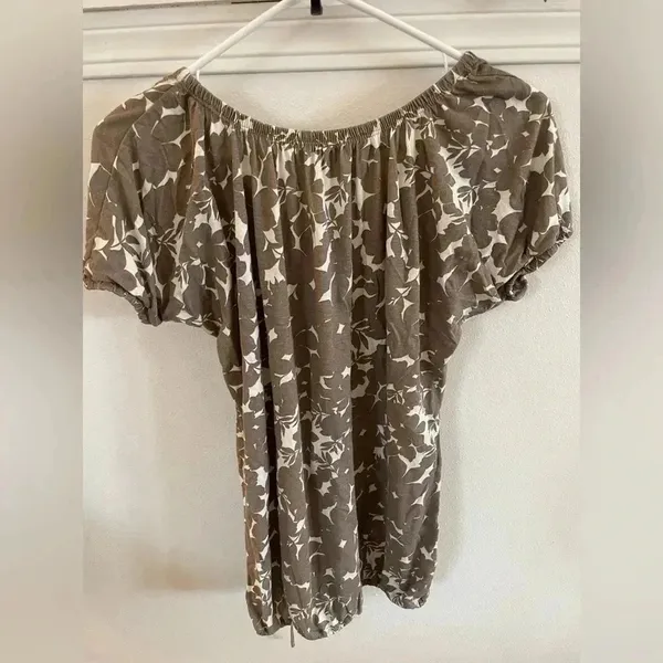 Old Navy size small tan‎ and white floral short sleeve blouse​ - Image 2
