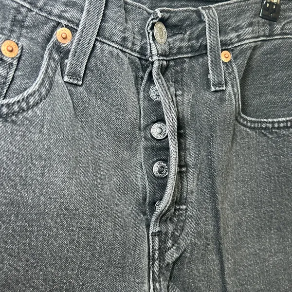 Levi's 501 Black Denim Shorts Women's Size 27‎ Frayed Hem Button Fly 56327-0112 - Image 2