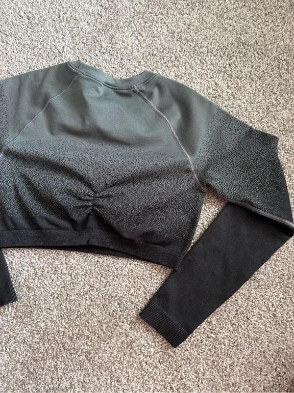 Gymshark Black and Dark Gray Ombre Seamless Crop Sweatshirt - Image 4