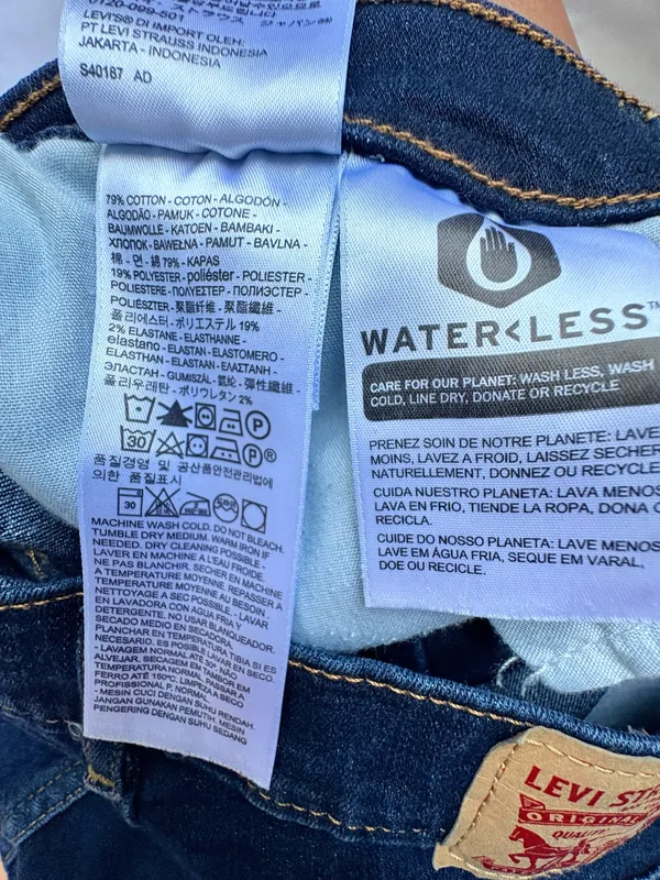 Levi’s Classic Bootcut Jeans – Size 27 Dark Wash - Image 5