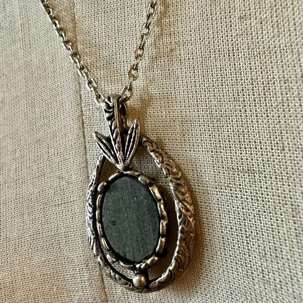 Green and silver tone vintage pendant necklace - Image 4