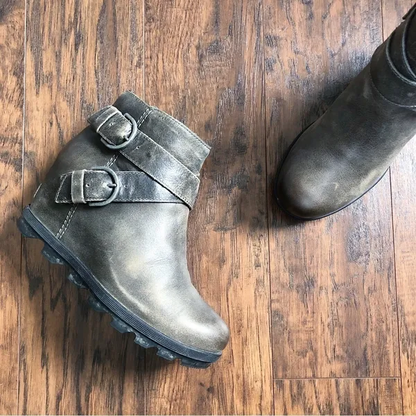 SOREL • Joan of Arctic Wedge II bootie buckle Quarry leather grey ankle short - Image 4