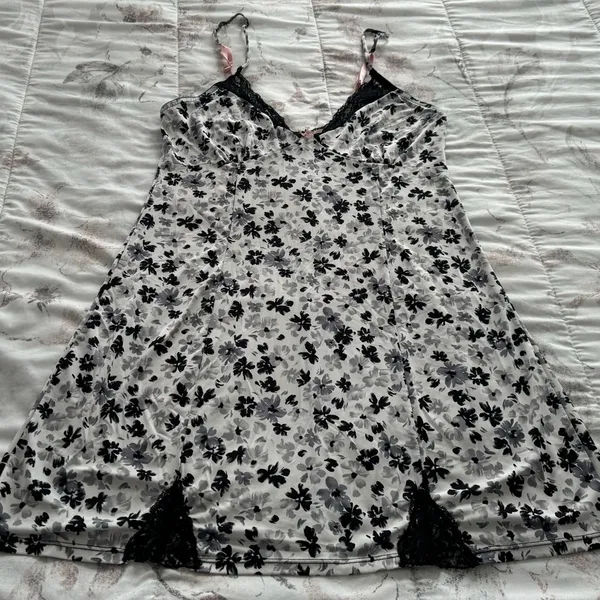 Black and white ditsy floral Y2K goth lace trim slip dress siz M spaghetti boho - Image 4