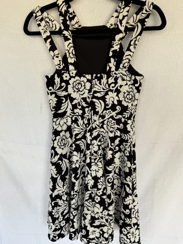 B. Darlin Black Cream Damask Floral Fit & Flare Dress Juniors 1/2 - Image 3