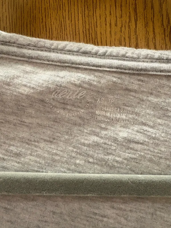 American Eagle V-Neck Loose Tee xs - Image 3
