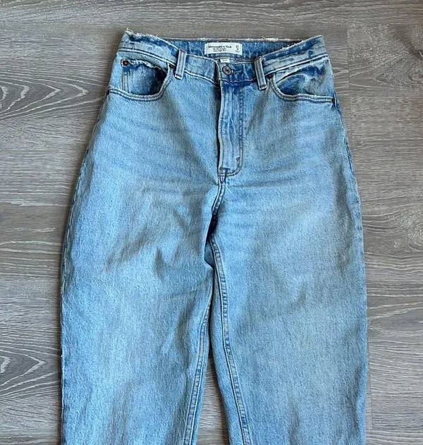 Abercrombie Ultra High Rise 90s Straight Jean, Light with Vent Hem - Image 6