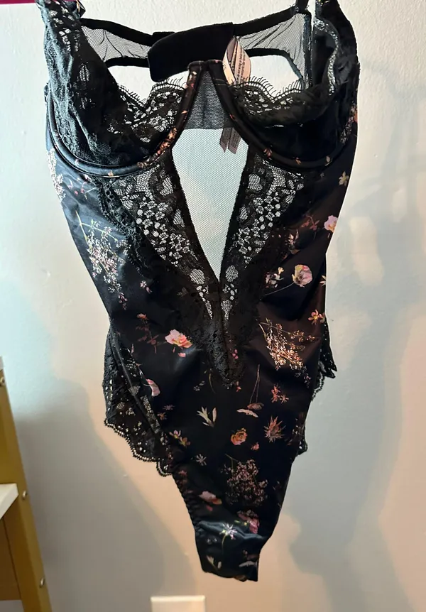 Victoria's Secret Lingerie - Image 4