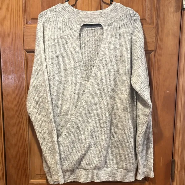 RD style women’s pull over sweater with open back size large . - Image 2
