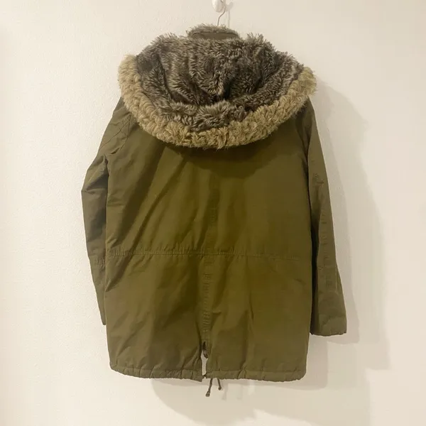 Banana Republic Women's Heavy Down Faux Fur Winter Coat - Medium - Image 8