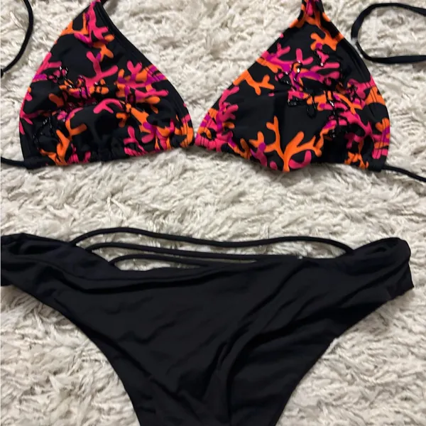 Rip-Curl Black Red and Pink Floral Beaded Bikini Set Size M - Image 2