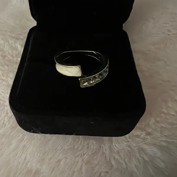 Gorgeous Ladies Golden Faux Gemstone Adjustable Statement Ring Size 7-9 - Image 3