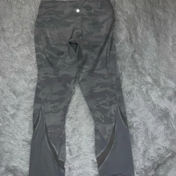 Lululemon Wunder Under with Scallop Trim and Mesh White Camouflage size 12 - Image 4