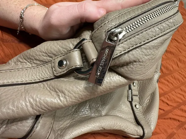 Michael Kors Bedford Medium Belted Leather Satchel – Taupe / Dark Khaki - Image 13