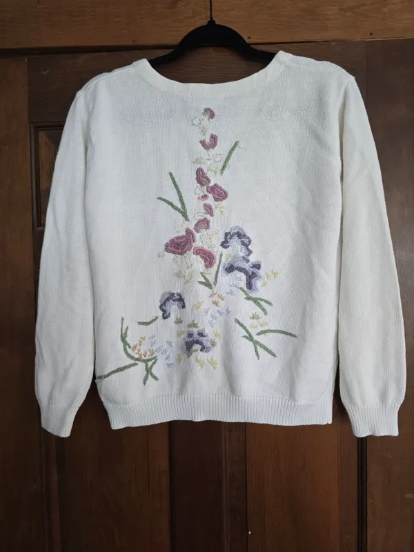White Floral Embroidered Button - Image 4