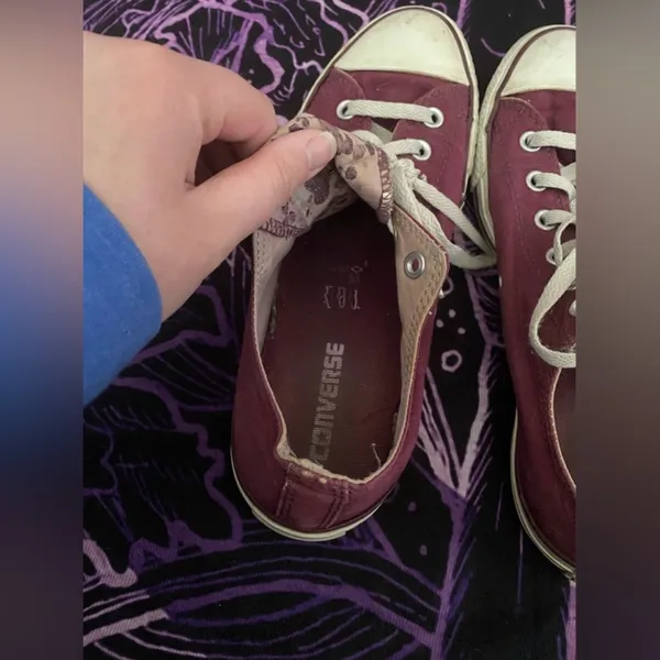 EUC Burgundy All Star Converse with fold over tongue size 8(Men’s)/10(Women’s) - Image 2