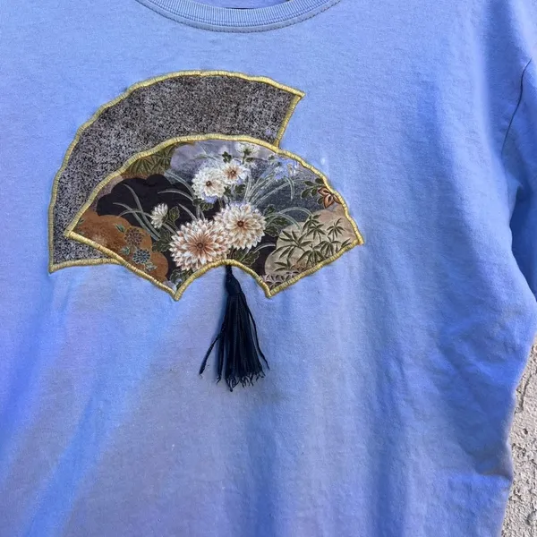 Hanes medium Womens periwinkle fan embroidered tee - Image 3