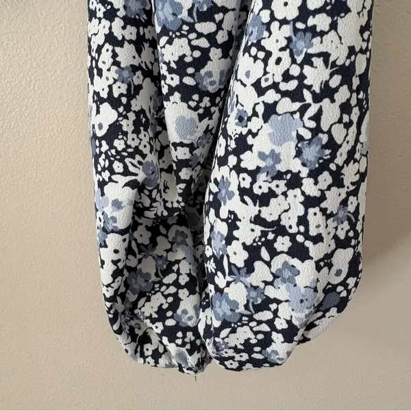 Abercrombie & Fitch Smocked‎ Top Ditsy Floral Blouson Long Sleeve Blue White M - Image 5