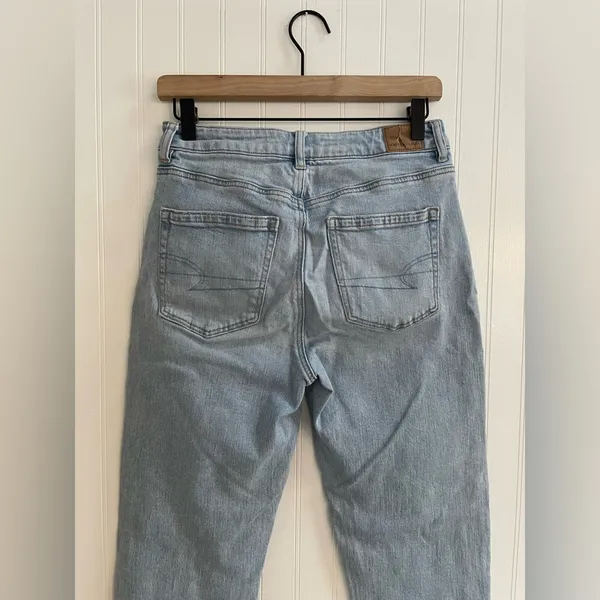 AMERICAN EAGLE Women’s AE Strigid Mom Jean in Blue Breeze Wash Denim Size 4L - Image 10
