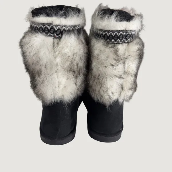 3201 | NEW Fairbanks Faux Fur Trim Pom Pom Winter Boots Black Womens 8 - Image 3