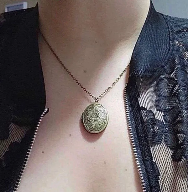 Antiqued bronze photo locket necklace. New - Image 5