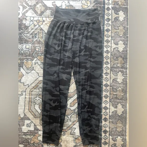 Athleta black salutation camo‎ joggers high rise pants - Image 2