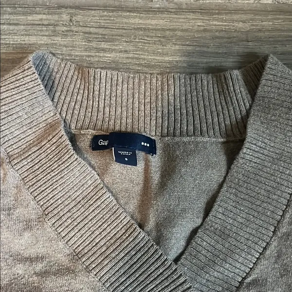 GAP Tan V-Neck Sweater Classic Knit Design - Image 2