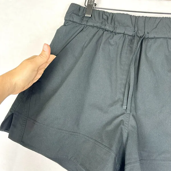 Lululemon Women's Cinchable Waist High-Rise Woven Short 3.5" Size Medium Black - Image 3