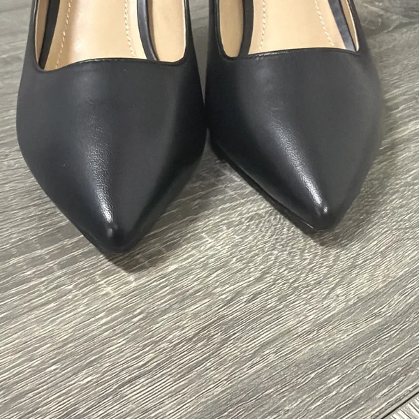 Coach Designer Pumps 7.5 - Image 3