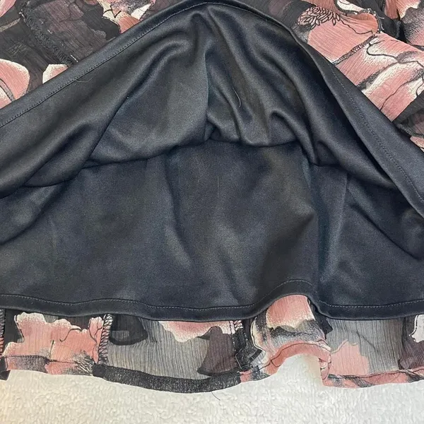 Wet Seal Black and Pink Floral Ruffled Mini Skirt with Shorts Size L - Image 4