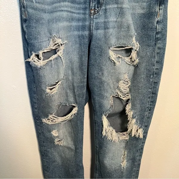 American Eagle Women's Sz 4 Regular Curvy Mom Jean Medium Wash Destroyed Stretch - Image 7