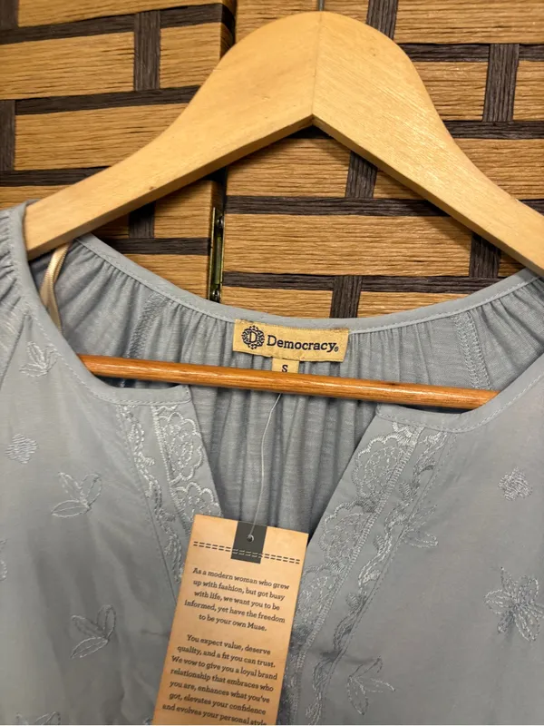 Democracy blue embroidered top size small - Image 4