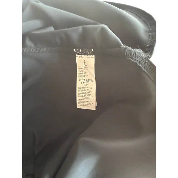 Old Navy Black Long Sleeve Rash Guard Small Swim Surf Curved Hem - Image 6