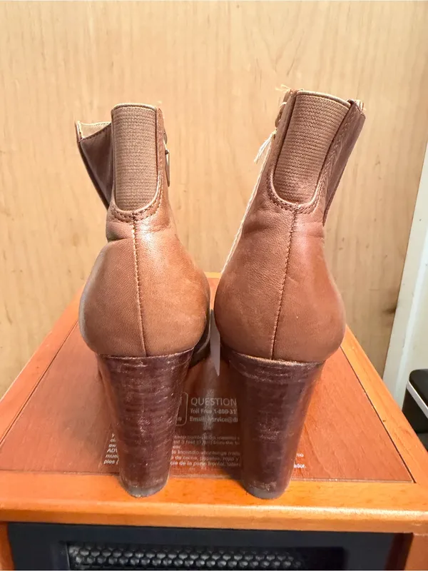 Clarks Women’s Brown Leather Ankle Booties. Size: 8 - Image 5