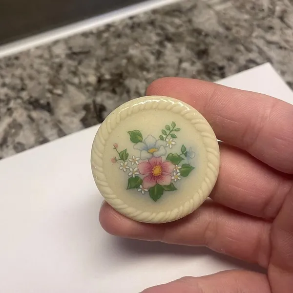 Signed Avon - Ceramic Flowers Round Brooch /Pin - Image 2
