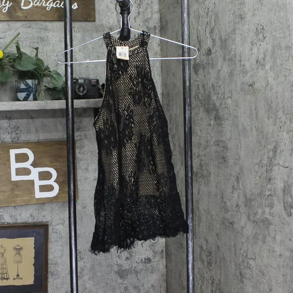 NWT Material Girl Juniors Lined Lace Halter Top 2698408 Black S - Image 2