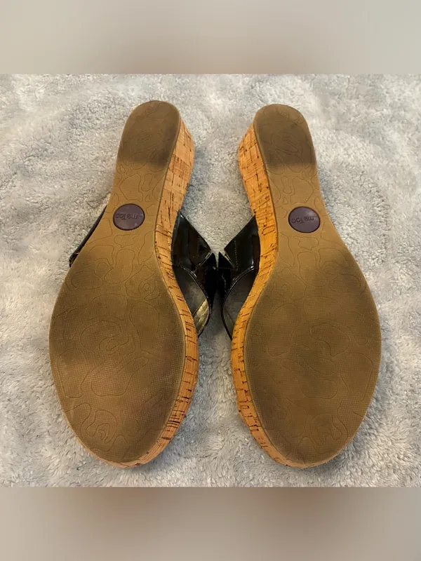 Women’s Me Too Brand Black Patent Cork Flip Flop Sandals Size 7.5 - Image 6