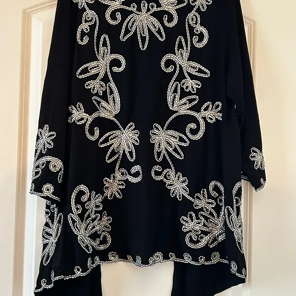 Lauren Michelle Black Top Cardigan with white embroidered Details.Sz L - Image 2