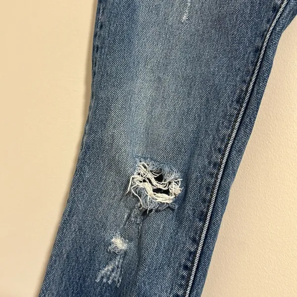 Levi's knee rip blue wash jeans size 24 - Image 3